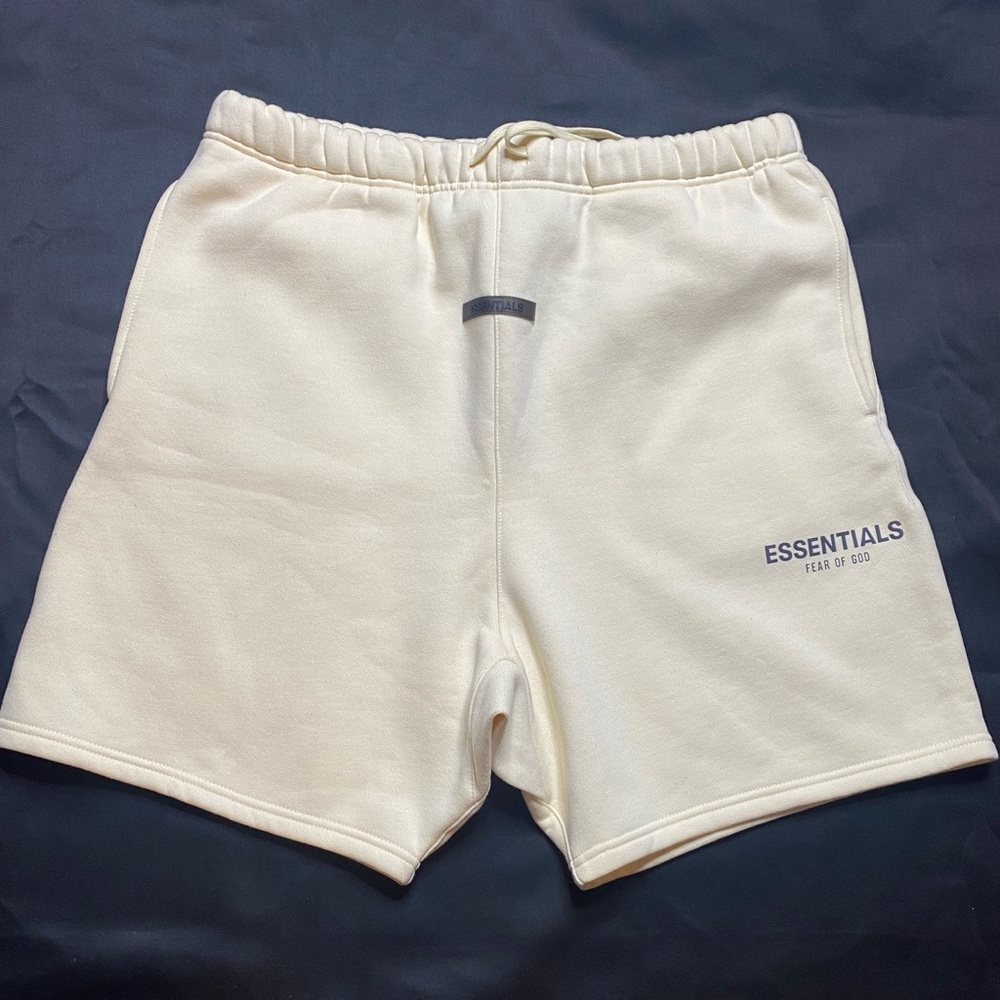 Fear of God Essentials 
Cream Shorts
Size XL 
Great Condition